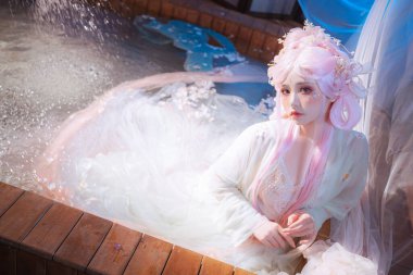 Huzurlu bir fantezi kaçışına dalmak pembe saçlı ruhani bir güzelliğin narin çiçek yapraklarıyla çevrili huzurlu bir su bahçesinde huzur bulması gibi..