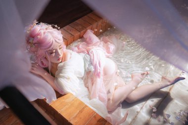 Kendini saf sükunete daldır. Yumuşak ışık ve narin taç yapraklarıyla kucaklanmış, dingin sularda süzülen ruhani güzelliğin çarpıcı bir görüntüsü. Hayalleri ve huzurlu kaçışları canlandırmak için mükemmel..