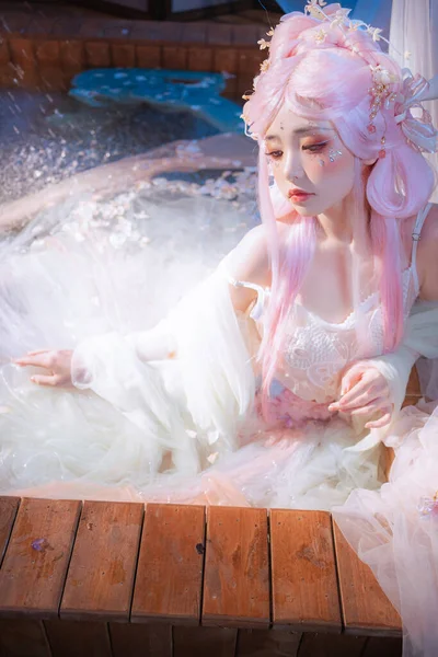 Yumuşak pembe renkler ve narin makyajla süslenmiş, saf zarafet ve merak uyandıran bu ruhani güzellikle kendini hayallere daldır..