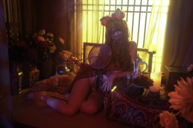 Doğu tarzı bir odada uzanan gizemli bir kadının büyüleyici dünyasına gir. Sanatsal projeler için ideal, fantezi, güzellik ve dingin cazibeyi çağrıştırıyor..