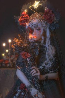 Büyüleyici gotik kraliçe, elinde dramatik bir buket tutarak süslü mücevherler ve güllerle karanlık bir cazibe saçar. Fantezi, moda ve editoryal temalar için mükemmel.