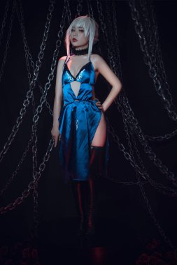 Bu çarpıcı Cosplayer 'ın cazibesini tecrübe edin, parlak mavi saten elbisesiyle büyüleyici bir karakteri ustaca canlandırıyor. Moda, fantezi ya da sanatsal projeler için mükemmel.