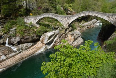 Verzasca Nehri 'ndeki Valle Verzasca' daki ünlü Ponte dei Salti Köprüsü, Lavertezzo, Ticino kantonu, İsviçre