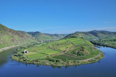 Moselle döngüsünün Bremm, Moselle Valley, Moselle River, Rhineland Palatinate, Almanya 'daki görüntüsü