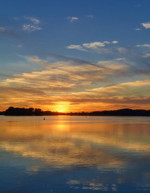 Akşam Muritz Gölü 'nde Muritz Ulusal Parkı, Mecklenburg Gölü, Almanya