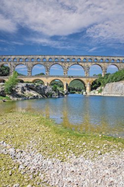 Ünlü Roma su kemeri Pond du Gard, Gardon Nehri üzerindeki kemer köprüsü, Ayrılış Gard, Güney Fransa
