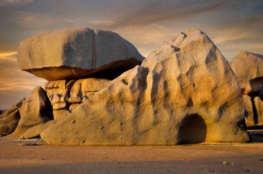 Akşamları Cote de Granit Rose, Kuzey Denizi, Brittany, Fransa