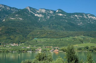 Caldaro Gölü. Lago di Caldaro ya da Kalterer See, South Tyrol, Trentino, İtalya