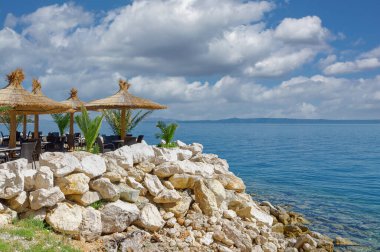 Brela 'nın Makarska Riviera, Adriyatik Denizi, Dalmaçya bölgesi, Hırvatistan' daki kamu limanı manzarası