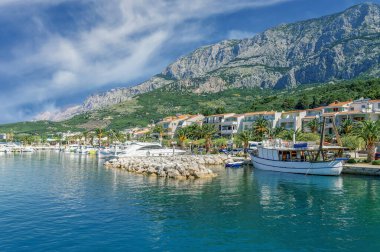 Tucepi sahil beldesinde liman ve liman, Arka planda Biokovo Dağları, Adriyatik Denizi, Makarska Riviera, Dalmaçya bölgesi, Hırvatistan