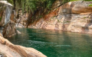 İsviçre 'nin Ticino Kantonu Valle Verzasca şehrinde Verzasca Nehri' nin turkuaz suyu