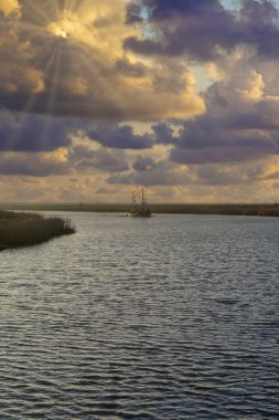 Geri dönen karides teknesi Kuzey Denizi, Doğu Frizya, Wattenmeer Ulusal Parkı, Aşağı Saksonya, Almanya