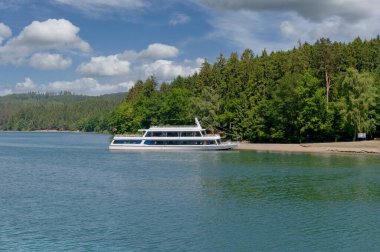 Sorpetalsperre Rezervuarında Turist Teknesi, Sauerland, Almanya