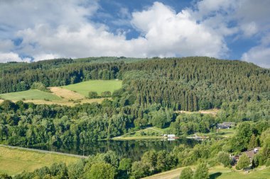 Stauanlage Kronenburg manzarası da Kronenburger See, Eifel, North Rhine Westphalia, Almanya