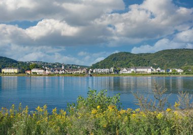 Ren 'i geçip popüler spa kasabası Bad Breisig' e bakın, Yukarı Orta Ren Vadisi, Rhineland-Palatinate, Almanya