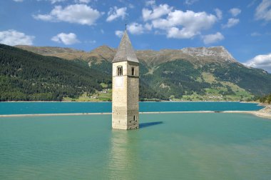 Resia Gölü veya Reschensee 'deki ünlü batık kilise Val Venosta, Güney Tyrol, İtalya
