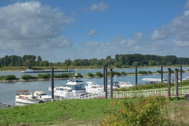 Ren Nehri 'ndeki Marina, Leverkusen-Hitdorf, Kuzey Ren-Vestfalya, Almanya