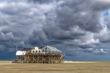 Eiderstedt Yarımadası, Kuzey Denizi, Kuzey Frizya, Almanya 'nın kuzeyinde Schleswig-Holstein eyâletinde Sankt Peter-Ording plajı üzerinde fırtına