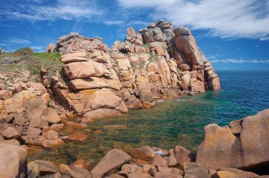 Cote de Granit Rose, Brittany, Fransa adında cennet gibi bir kıyı şeridi.