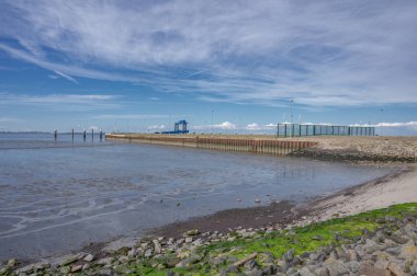 Emden, Doğu Frizya, Emder Fahrwasser, Krummhoern, Aşağı Saksonya, Almanya yakınlarındaki Knop 'ta benzin dağıtım istasyonu.