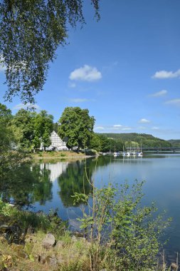 Sauerland Rothaargebirge Doğa Parkı 'ndaki popüler Listertalsperre Reservoir manzarası Biggesee Reservoir, Attendorn and Olpe, Kuzey Rhine Westphalia, Almanya