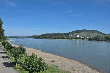 Bad Breisig kasabasından Ren Nehri 'nin karşısındaki Bad Honningen' in kaplıca kasabasına, Almanya 'nın orta kesimindeki Ren Vadisi' ne