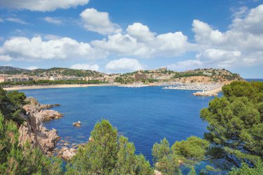 Akdeniz kıyısındaki Sant Feliu de Guixols Tatil Köyü, Costa Brava, Katalonya, İspanya