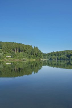 Sauerland 'daki Lingesetalsperre Rezervuarı Marienheide ve Kierspe yakınlarında, Almanya