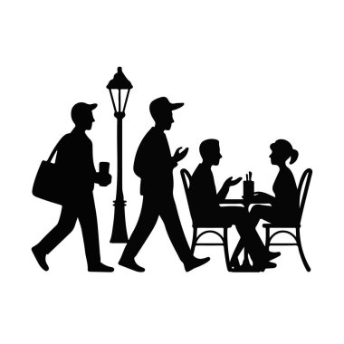 Sokak lambasıyla Cafe Table 'da Yürüyen ve Oturan İnsanlar