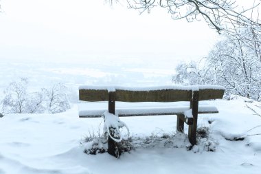 Kış kar manzaralı banktan manzaralı