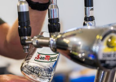 Bara bir bardak bira dökerek.