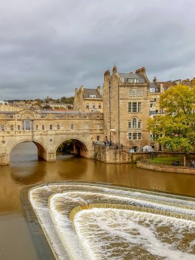 Banyo nehrinin manzarası bir köprünün altında dalgalanıyor.