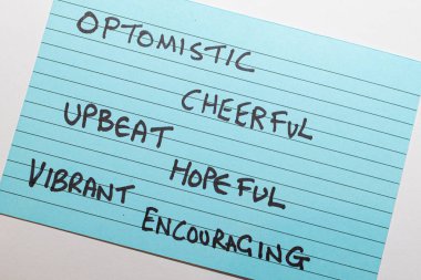 Ebeveynlik ve duygusal ifade eğitimi için duygu sözcükleri kavramına sahip anahtar kartlar