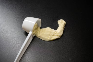 Protein tozu ve güç kolu. Protein tozu vücut geliştiriciler fitness meraklıları ve diyetçiler için mükemmel bir katkı maddesi, sporda protein takviyesi