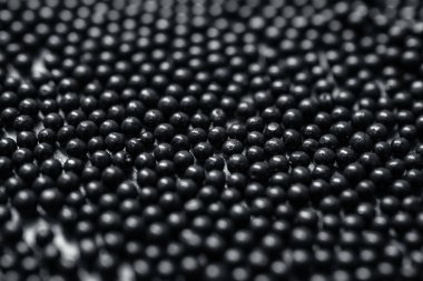 Koyu küresel çelik bir fotoğraf, aşındırıcı patlamalar ve yüzey hazırlıkları için kullanılan bir medya..