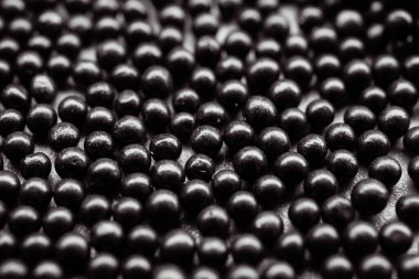 Koyu küresel çelik bir fotoğraf, aşındırıcı patlamalar ve yüzey hazırlıkları için kullanılan bir medya..