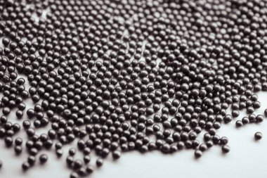 Koyu küresel çelik bir fotoğraf, aşındırıcı patlamalar ve yüzey hazırlıkları için kullanılan bir medya..