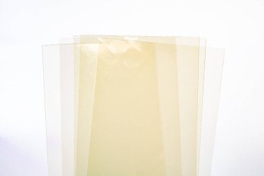 Beyaz zemin üzerinde bir yığın ince, yarı saydam jelatin yaprak (jelatin yaprakları), tatlı için gereklidir.