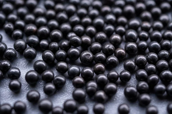 Koyu küresel çelik bir fotoğraf, aşındırıcı patlamalar ve yüzey hazırlıkları için kullanılan bir medya..