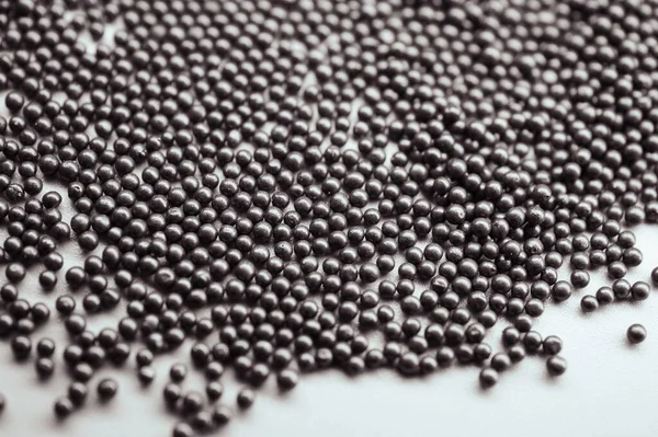 Koyu küresel çelik bir fotoğraf, aşındırıcı patlamalar ve yüzey hazırlıkları için kullanılan bir medya..