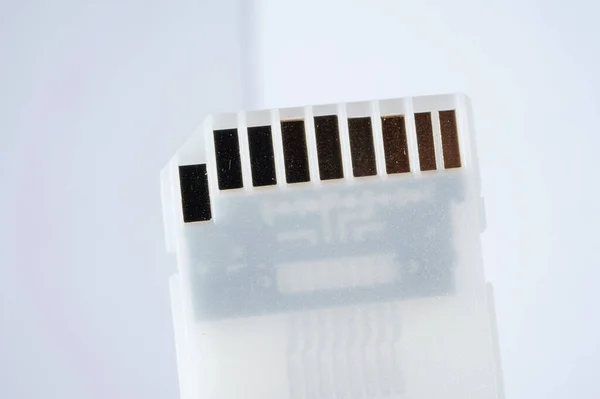 Beyaz arkaplanda izole edilmiş bir hafıza kartını kapat