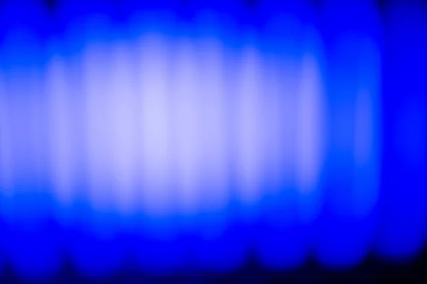 Parlak mavi ve parlak beyaz dikey çizgileri olan canlı, soyut bir arkaplan çarpıcı bir ışık efekti yaratıyor..