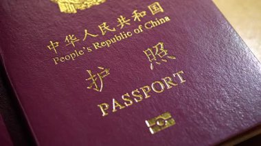 Çin Halk Cumhuriyeti pasaportunun resmi kapağında yavaş ve planlı bir kamera hareketi detaylarını vurguluyor..