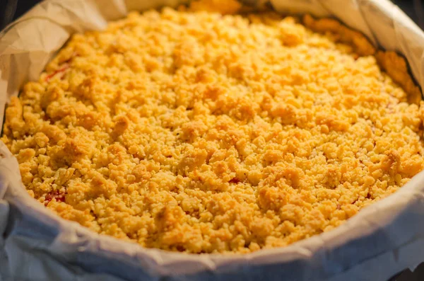 Ev yapımı sbriciolata turtası ve fırında reçel pişirme. Üstü altın yağlı kırıntılarla kaplı. Sıcak sonbahar ve kış tatlıları.