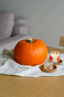 Minimum sonbahar masa dekorasyonu, balkabağı ve keten koçanlı mumlar, Cadılar Bayramı partisi hazırlıkları ve rahat kızlık zarı Şükran Günü kutlamaları için mükemmel..