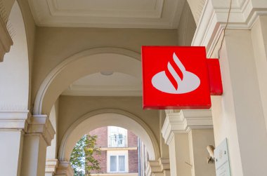 Varşova, Polonya - 20.10.2025: Santander Bank Pl şubesi. Zbawiciela, klasik sütunlu tarihi bina, görünür banka logosu, şehir mimarisi, şehir merkezi.