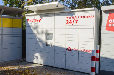 Polonya - 20.10.2025: Pocztex Polska, Polands Ulusal Posta Servisi 'nden paket dolabı. Çevrimiçi mağazalar ve pazarlardan kişisel hizmet paketi alınması ve dağıtımı için kullanılır.