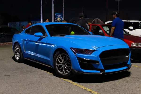 Saltillo, Coahuila, Meksika - 25 Ocak 2025 Bir otoparkta mavi Mustang Shelby