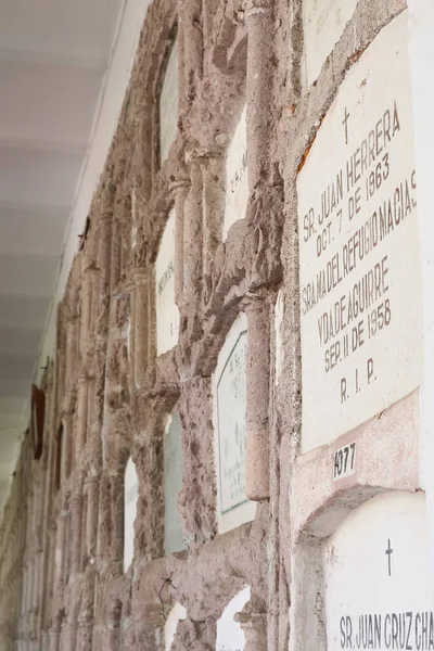 Encarnacion de Diaz, Jalisco, Meksika - 29 Aralık 2024 - İspanyolca yazılmış eski bir mezarlıkta duvar taşları