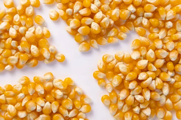 Patlamış mısır çekirdekleri beyaz arkaplanlı bir haça bölünür.